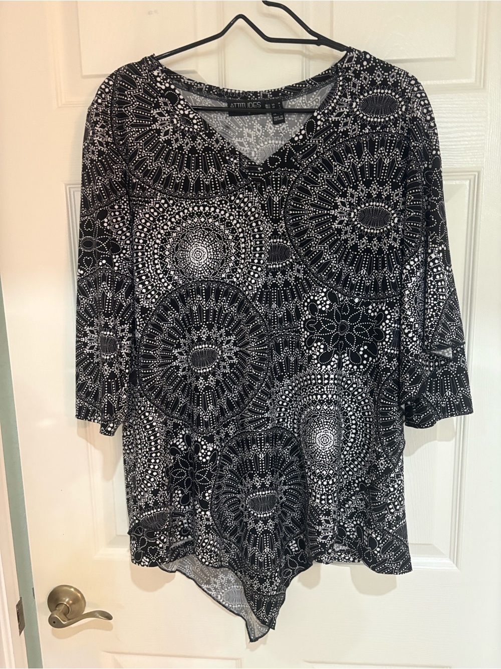 Attitudes by Renée Size M Black White Medallion Layered Tunic Top